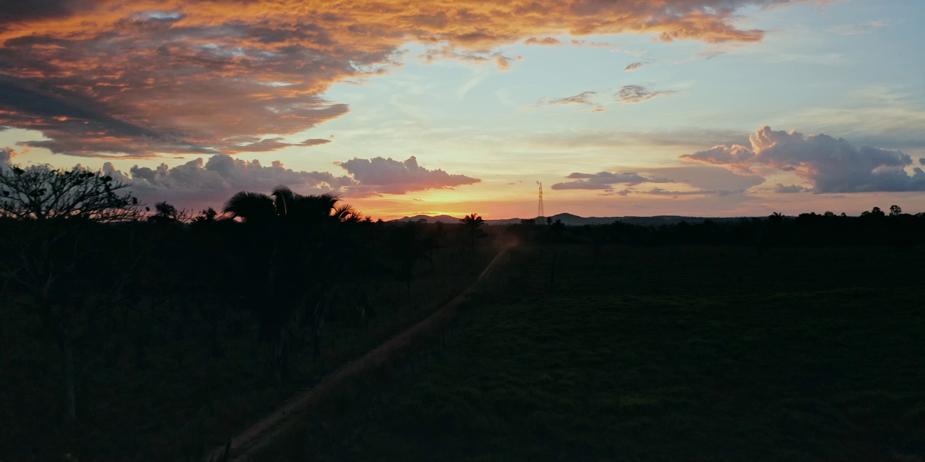 Pôr do sol na estrada